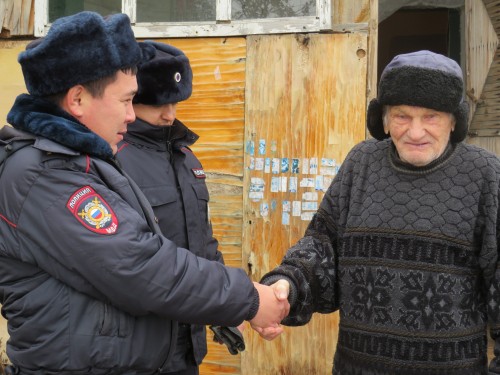 В Оренбургской области полицейские спасли пенсионера от переохлаждения