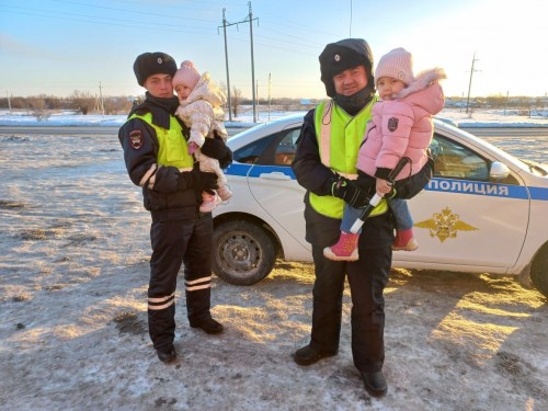 Сотрудники Госавтоинспекции Беляевского района оказали помощь семье с двумя маленькими детьми