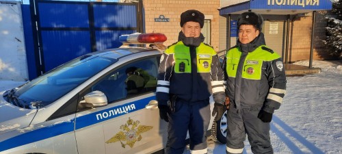 Сотрудники ДПС Новоорского района оказали помощь водителю, допустившему съезд с дороги
