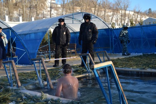 Сотрудниками УМВД России по Оренбургской области обеспечивают правопорядок и безопасность во время празднования Крещения Господня