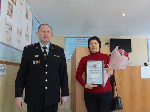 В Отделении МВД России по Тюльганскому району наградили жительницу, предотвратившую мошеннические действия в отношении более 10 граждан
