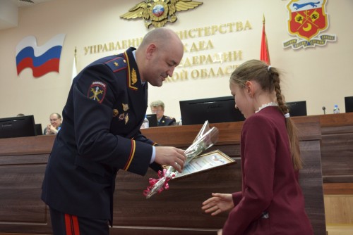 Начальник УМВД России по Оренбургской области наградил победителей конкурса детского рисунка «Мои родители работают в полиции»