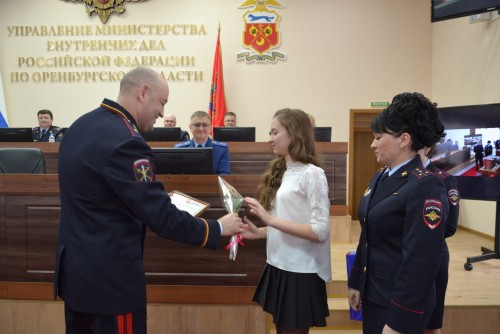 Начальник УМВД России по Оренбургской области наградил победителей конкурса детского рисунка «Мои родители работают в полиции»