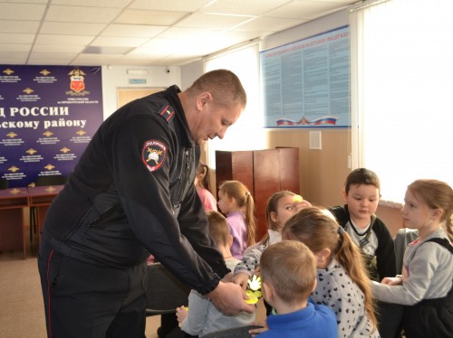 Сотрудники Отд МВД России по Октябрьскому району провели экскурсию для школьников. Сотрудники Отд МВД России по Октябрьскому району провели экскурсию для школьников.