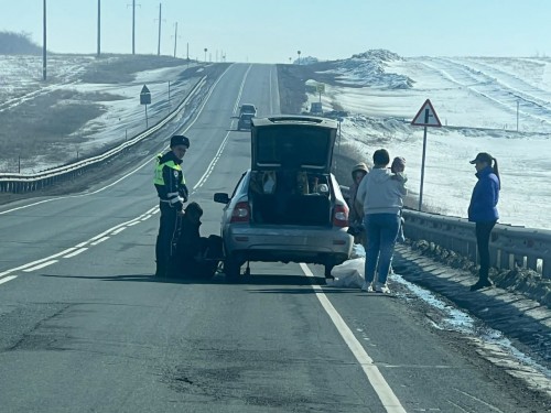 Инспектор  ДПС отделения МВД России по Гайскому городскому округу помог водителю на автодороге