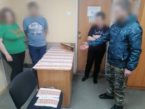 Грабитель отобрал у женщины почти 700 000 рублей, выброшенные в окно