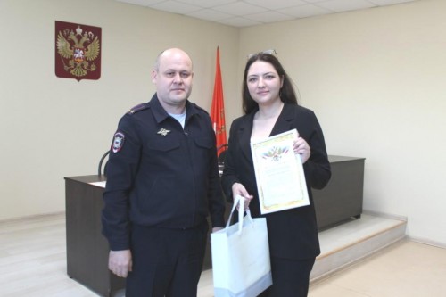Бугурусланские полицейские поблагодарили банковского работника за спасение клиентов от мошенников.