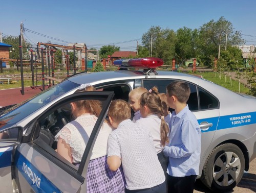 Сотрудники ГИБДД познакомили школьников с правилами дорожного движения и патрульным автомобилем