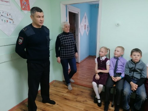 Полицейские Новотроицка во «Всероссийский День правовой помощи детям» провели беседы со школьниками Полицейские Новотроицка во «Всероссийский День правовой помощи детям» провели беседы со школьниками