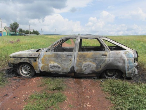Сотрудники полиции выясняют обстоятельства возгорания автомобиля