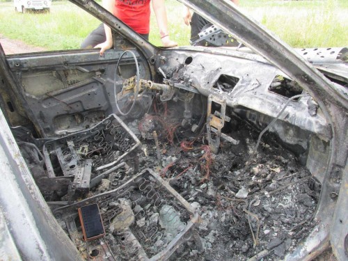Сотрудники полиции выясняют обстоятельства возгорания автомобиля Сотрудники полиции выясняют обстоятельства возгорания автомобиля