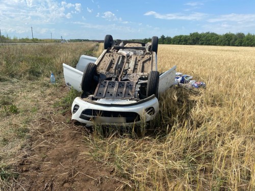 Сотрудники ДПС устанавливают обстоятельства ДТП, в котором пострадал восьмилетний пассажир