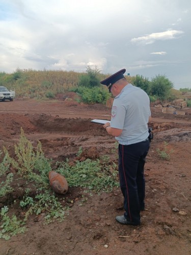 В Оренбурге сотрудником уголовного розыска осуществлялась охрана места обнаружения снаряда В Оренбурге сотрудником уголовного розыска осуществлялась охрана места обнаружения снаряда