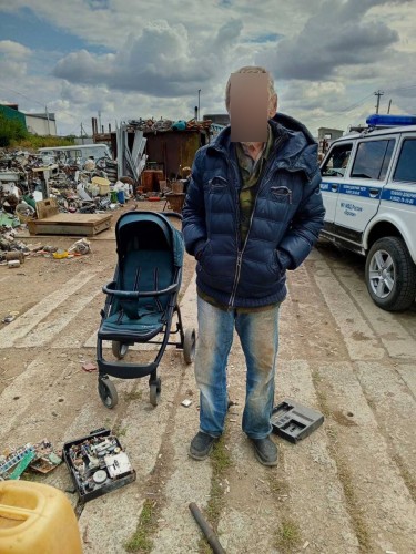 В Орске участковый  задержал местного жителя, подозреваемого в краже детской коляски
