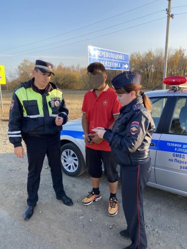 В Переволоцке полицейские задержали мужчину за попытку дачи взятки сотруднику ОГИБДД