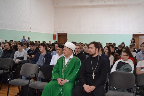 В Оренбурге сотрудники полиции и члены Общественного совета встретились со учащимися колледжа