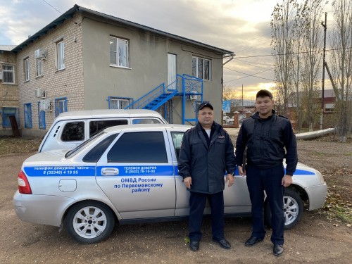 Участковые уполномоченные полиции по горячим следам задержали жителей Первомайского района, подозреваемых в краже из автомобиля