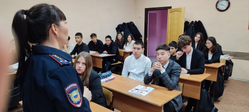 Полицейские провели беседу о вреде наркотиков с 10-классниками школы № 3 Соль-Илецка