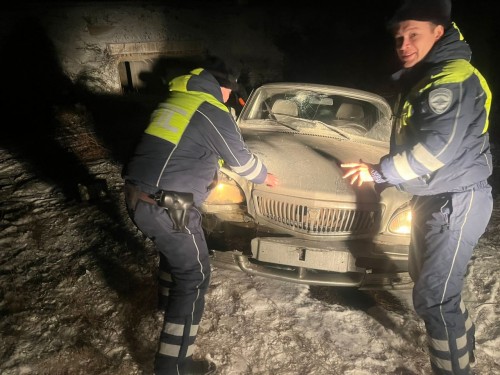 Сотрудники полиции Сакмарского района помогли водителю на дороге