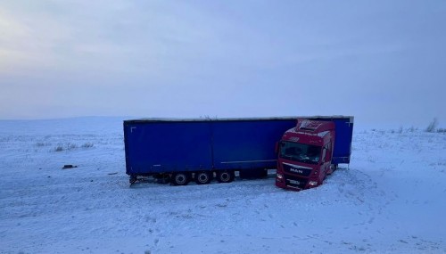 Сотрудники Госавтоинспекции Соль-Илецка помогли попавшему в сложную дорожную ситуацию дальнобойщику