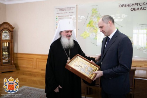 Вчера губернатор Денис Паслер встретился с митрополитом Оренбургским и Саракташским Петром.