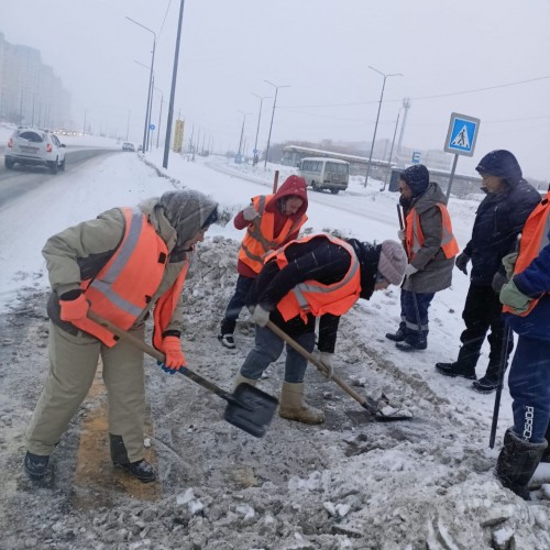 В Оренбурге 49 единиц техники чистит снег 