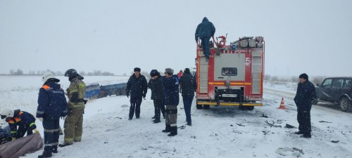 Сотрудники полиции работают на месте ДТП в Соль-Илецком городском округе Оренбургской области