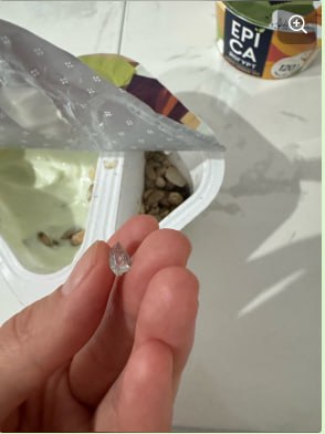Оренбурженка нашла стекло в йогурте