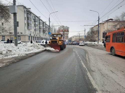 В Оренбурге сотрудники ГИБДД устанавливают обстоятельства ДТП с участием пяти единиц транспортных средств