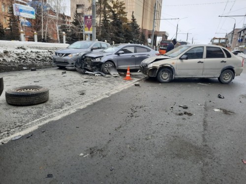 В Оренбурге сотрудники ГИБДД устанавливают обстоятельства ДТП с участием пяти единиц транспортных средств