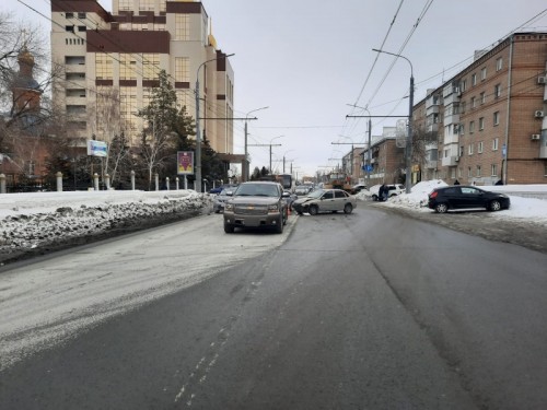 В Оренбурге сотрудники ГИБДД устанавливают обстоятельства ДТП с участием пяти единиц транспортных средств