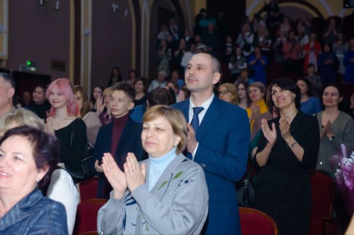 С Международным днем театра губернатор Денис Паслер поздравил театральное сообщество региона