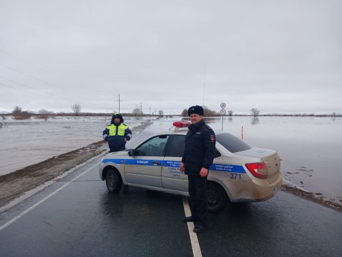 Инспекторы ДПС Беляевки обеспечивают безопасность дорожного движения во время паводка
