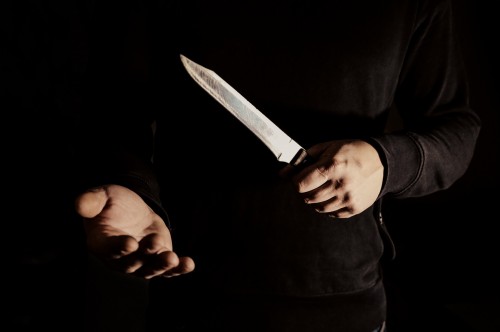 В Оренбурге подросток отобрал айфон у сверстника, угрожая ножом
