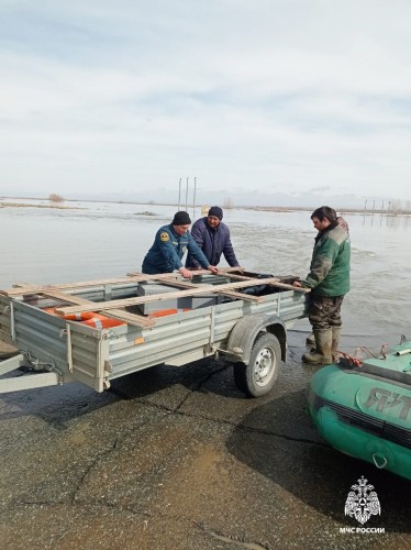 Сотрудники МЧС России помогли запустить водоснабжение в Домбаровском районе