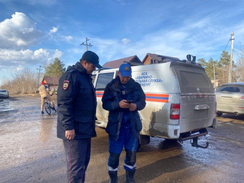 Полицейские Оренбурга продолжают обеспечивать правопорядок в связи с паводком в регионе