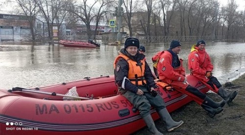 В Оренбурге сотрудники полиции продолжают оказывать помощь гражданам, пострадавшим в результате стихии