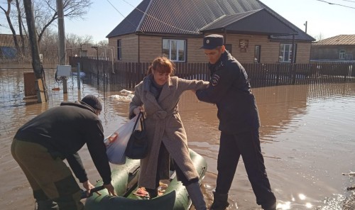 В Курманаевском районе участковый уполномоченный полиции эвакуировал жителей из затопленных домов
