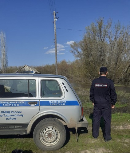 Сотрудники ОМВД России по Ташлинскому району продолжают нести дежурство в местах возможного подтопления.