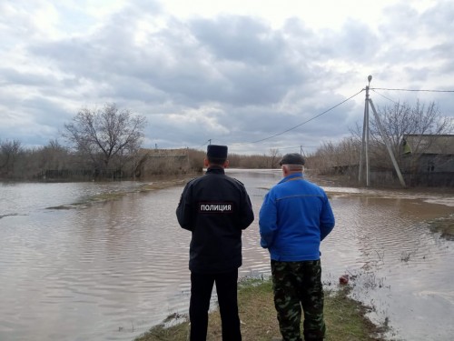 Оренбургские полицейские продолжают нести службу в зонах подтопления