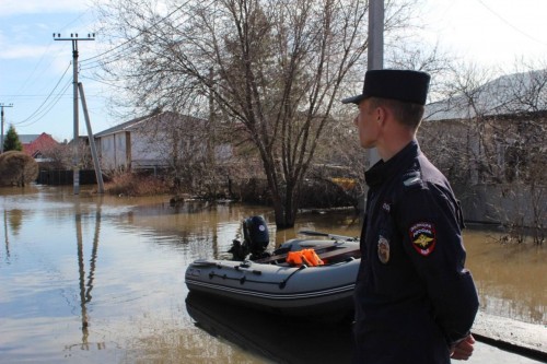 Оренбургские полицейские не прекращают патрулировать районы, пострадавшие от весеннего паводка 