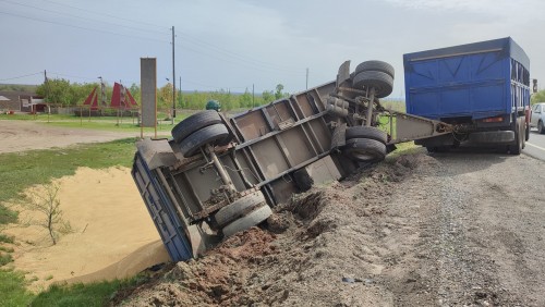 Сотрудники Госавтоинспекции Соль-Илецкого городского округа выясняют обстоятельства ДТП с участием водителей трактора и КамАЗа