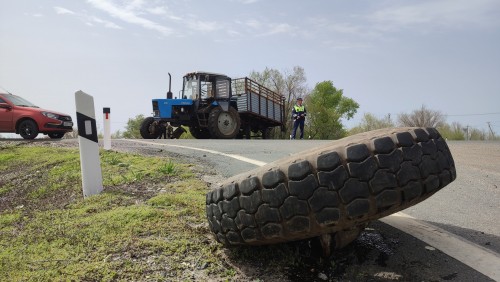Сотрудники Госавтоинспекции Соль-Илецкого городского округа выясняют обстоятельства ДТП с участием водителей трактора и КамАЗа