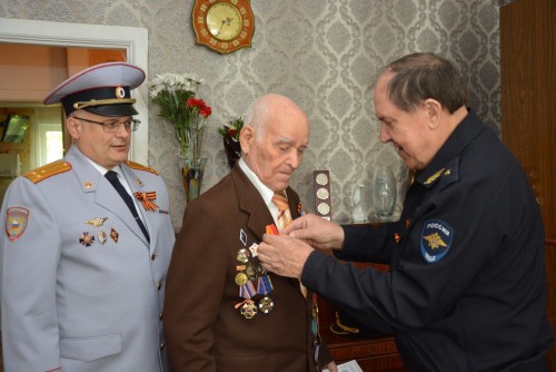 В преддверии 79-ой годовщины Великой Победы руководство УМВД области побывало в гостях у ветерана