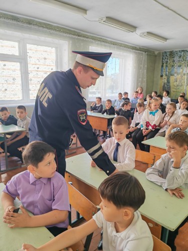 В рамках профилактического мероприятия «Внимание-дети!», сотрудники Госавтоинспекции Новотроицка провели акцию «Засветись, стань ярче!»