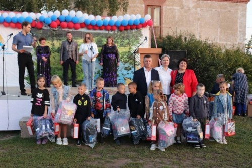 Компания "Сладковско-Заречное" поддержала первоклассников в рамках программы "Собери ребенка в школу"