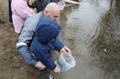 Металлурги Уральской Стали продолжают зарыблять водоемы Оренбуржья