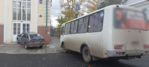 В Оренбурге водитель ВАЗа въехал в автобус и здание