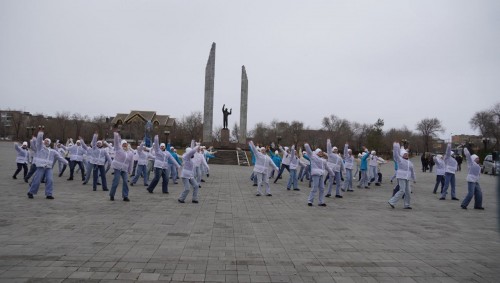 Оренбуржцев объединил в сквере первого космонавта флешмоб «Ура, Гагарин»