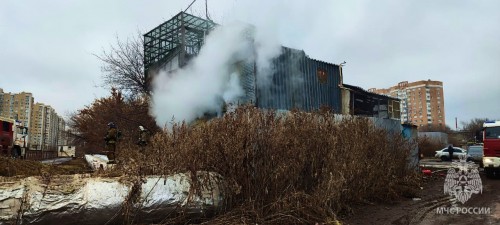 В Оренбурге при пожаре в шиномонтажной мастерской погиб человек